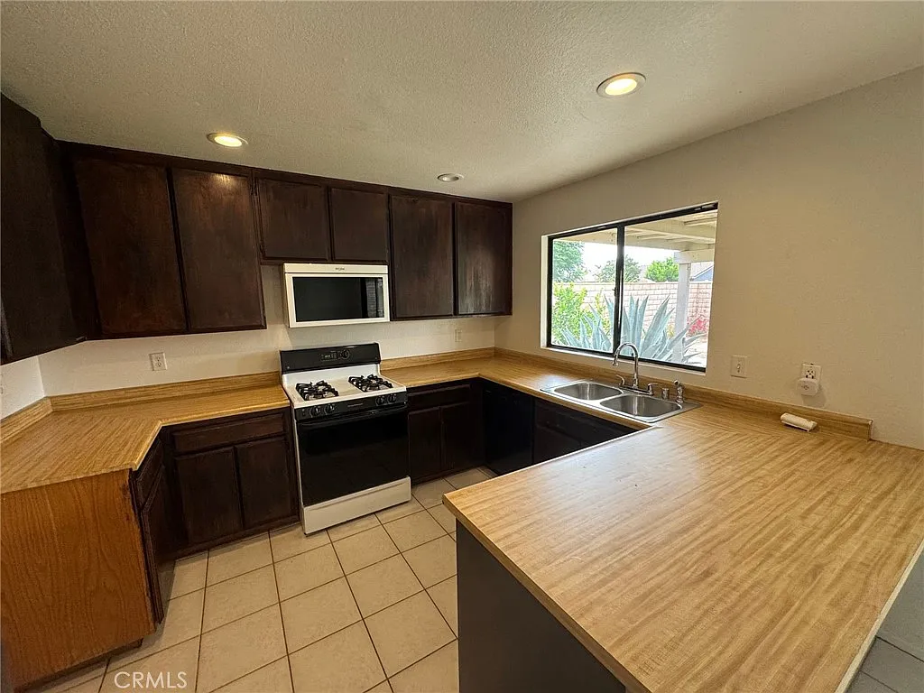 4 bed, 1415 sqft, $2,650 — Photo 4