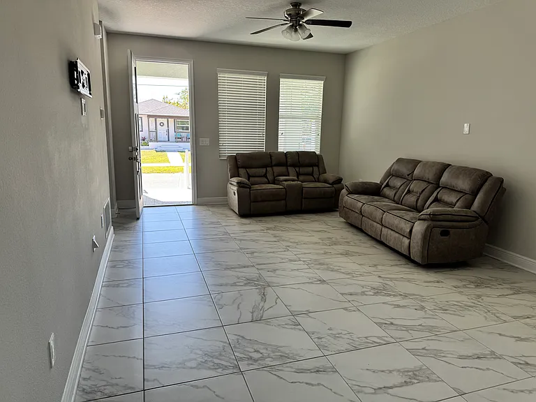 2531 W Walnut St — Photo 16