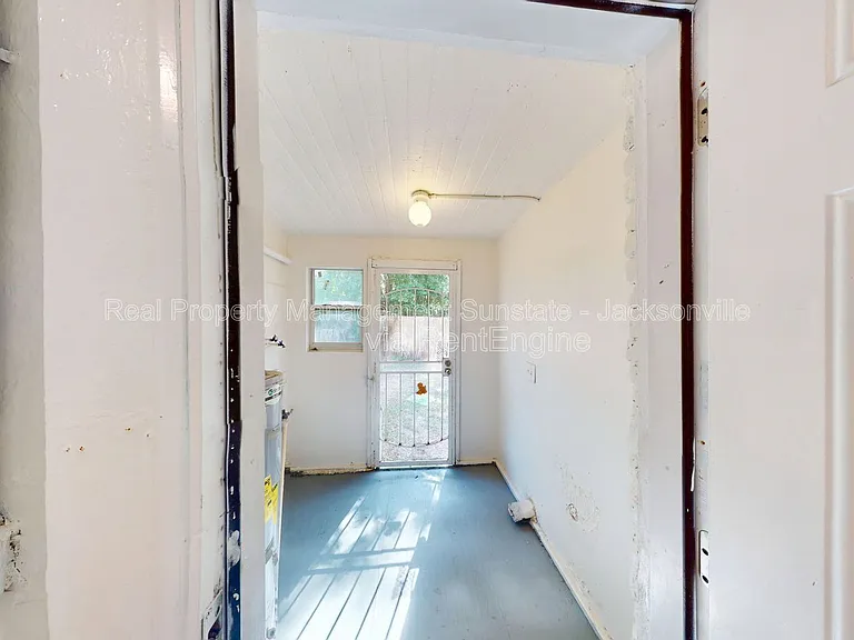 2324 Moncrief Rd — Photo 12