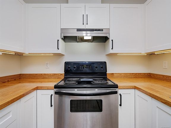 3rd image of 689 Bay St #306