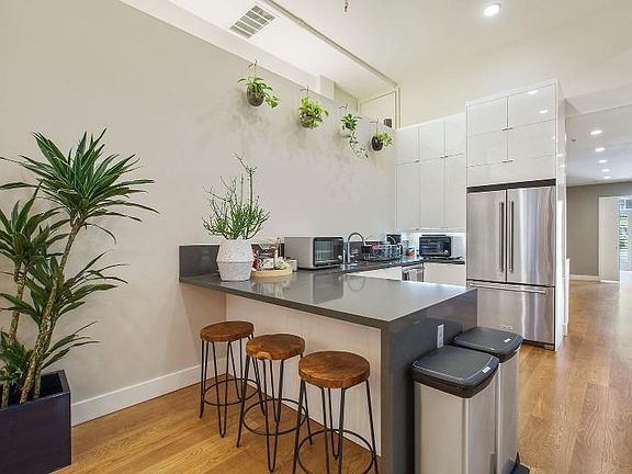 4th image of 2072 Mission St #4