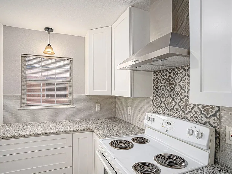 2533 Warren Ave — Photo 35