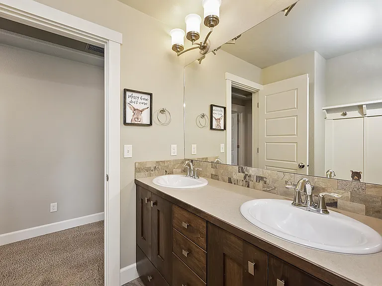 691 W Cagney St — Photo 33