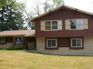 1923 Stardust Dr, Waukesha, WI 53186
