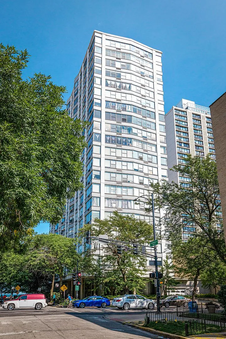 5757 N Sheridan Rd APT 2E photo 1
