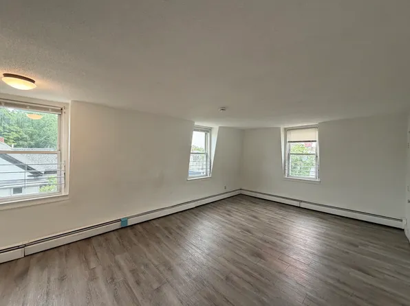 4 Park St APT 3, Haverhill, MA 01830