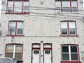 737-739 E 7th Street, 739 2