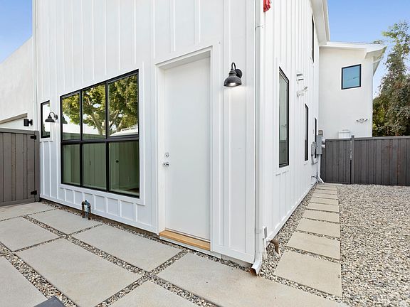 5th image of 2415 Cloverfield Blvd