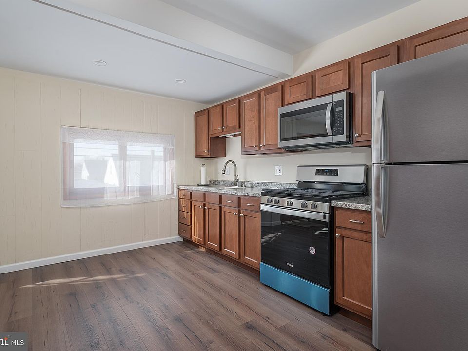 1st image of 1726 Leslie Rd