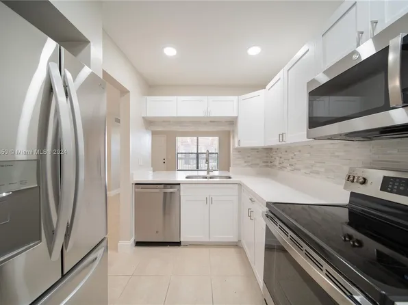 415 NW 100th Pl #203, Pembroke Pines, FL 33024