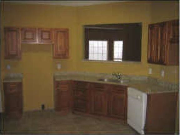 Kitchen w/ Granite