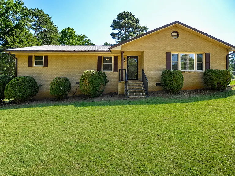 4075 Linda Dr — Photo 2