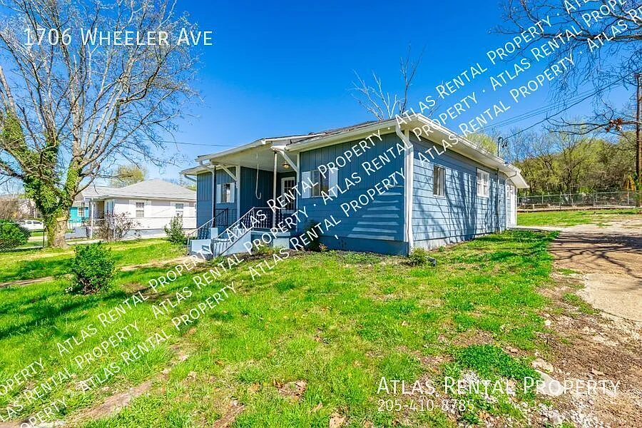 Now Accepting Section 8! 3BR/1BA Beauty- Won't last long — Photo 2