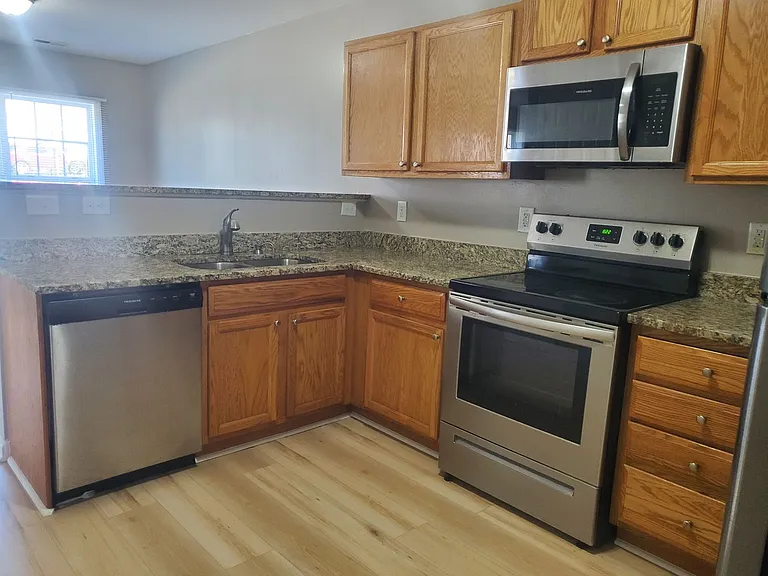 1136 Drew St — Photo 1