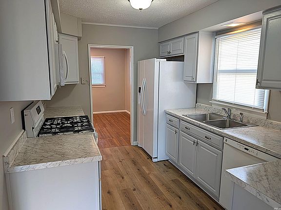 4th image of 1619 Logan Ave