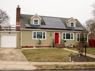 2 Circle Dr E, Baldwin, NY 11510