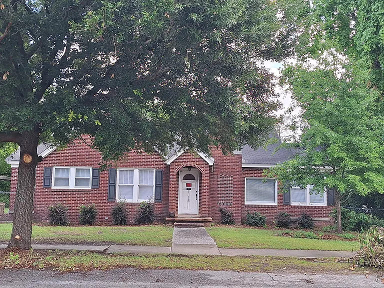 1215 Clarendon St — Photo 2