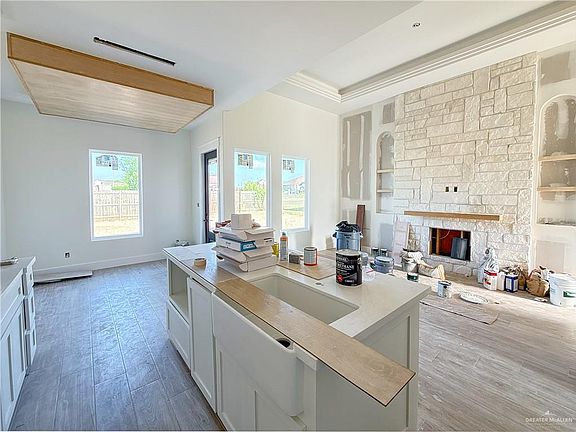 3rd image of 512 N Kika De La Garza Blvd