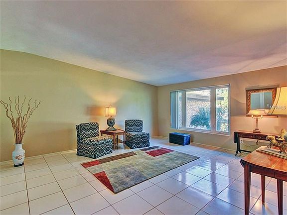 4th image of 324 Oak Lynn Dr