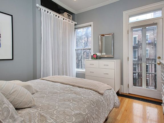 4th image of 208 W Springfield St APT 3