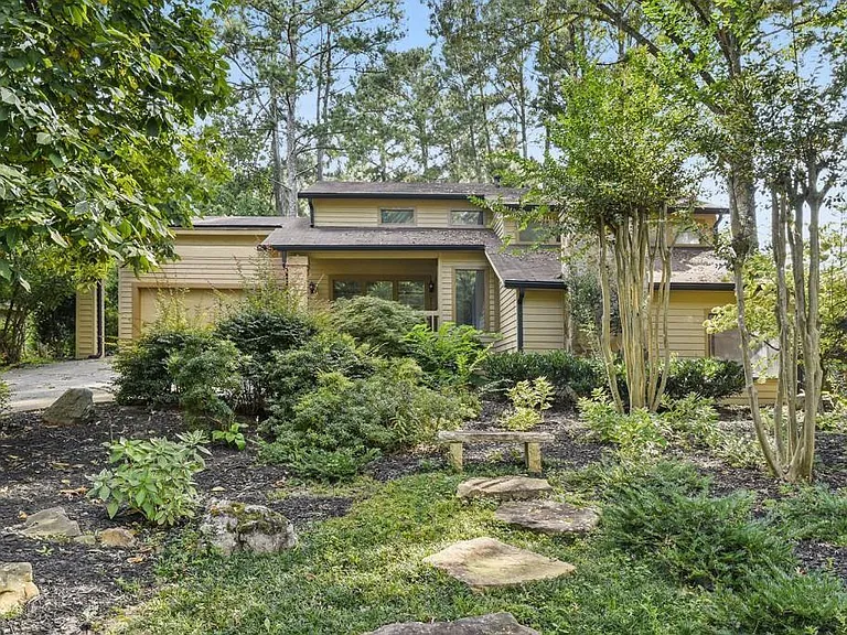 1000 Muirfield Dr — Photo 1
