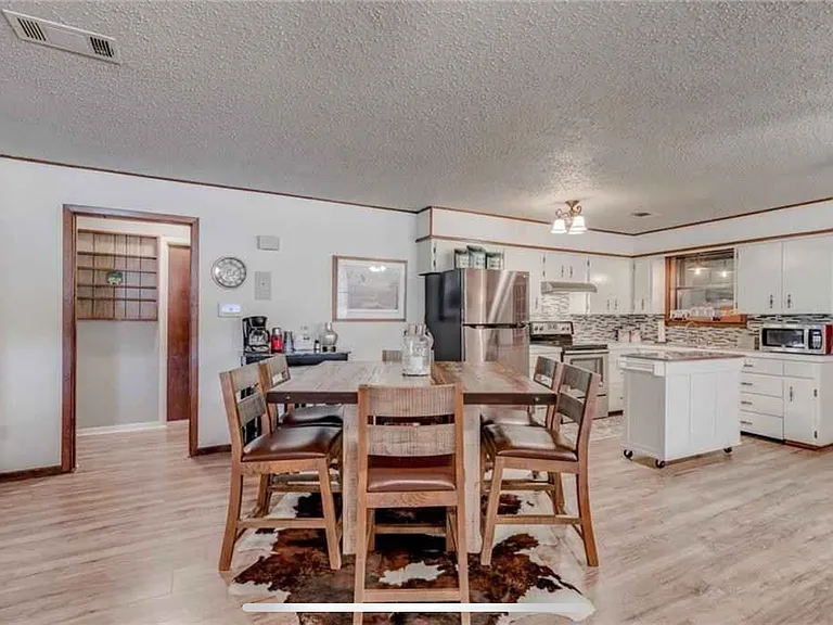 203 E Brier Ln — Photo 8