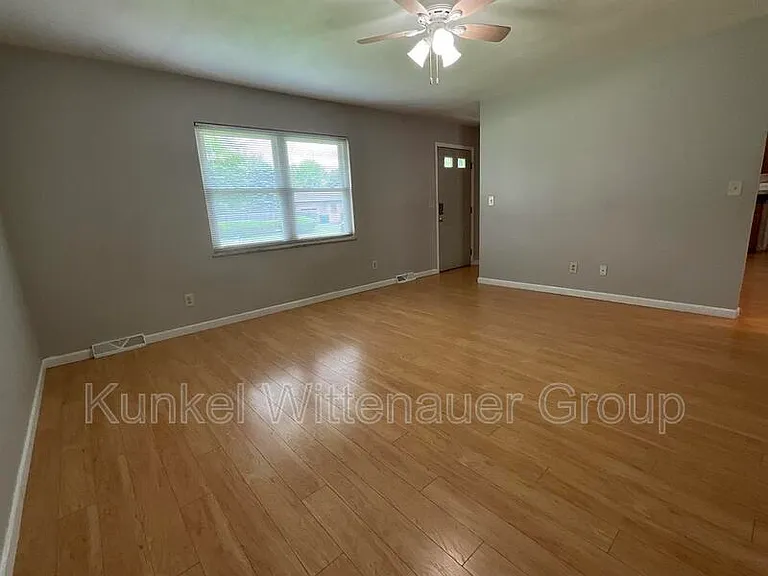 304 S Hilgard St — Photo 3