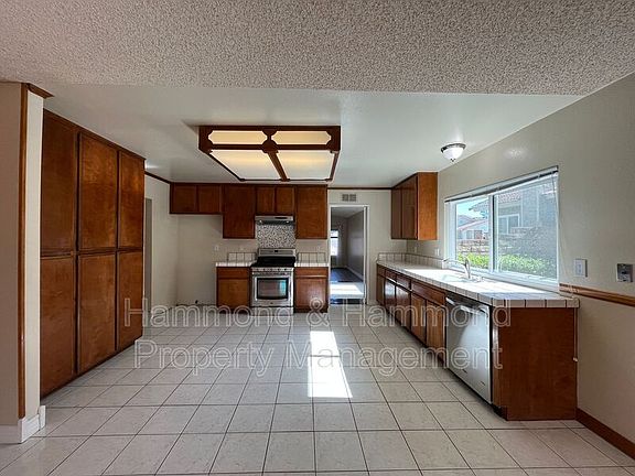 5th image of 2534 Roxy St
