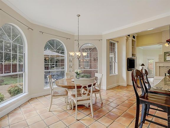 5th image of 901 Chimney Hill Trl