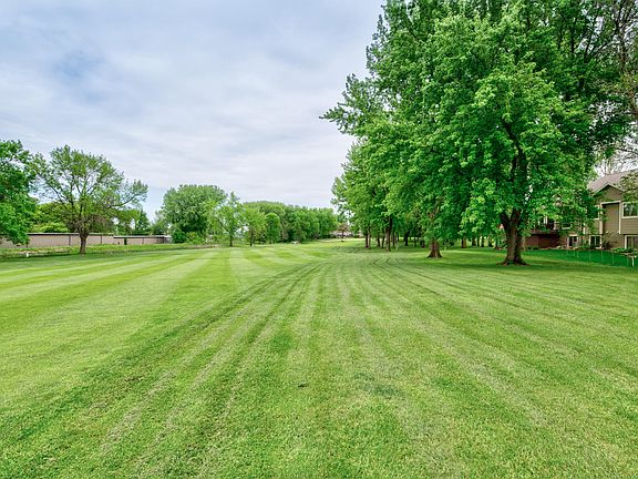 4th image of 215 Emerald Meadows Dr