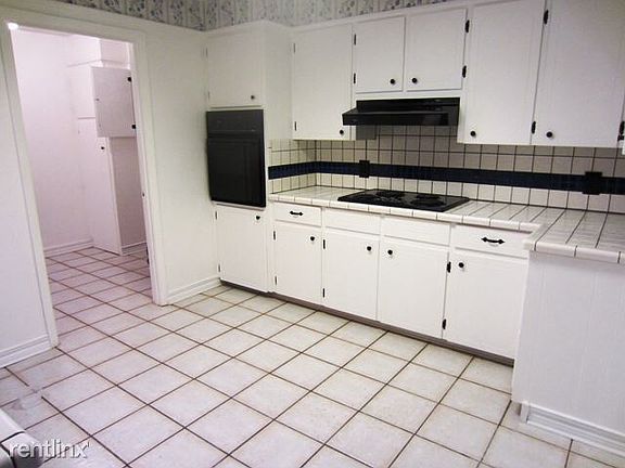 3rd image of 1204 Dennis Dr