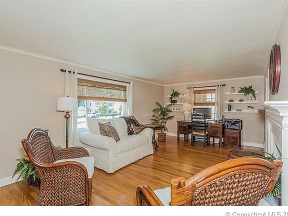 Spacious front to back livi...