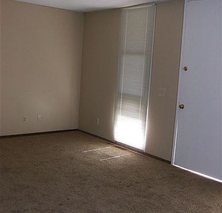 1045 N Indiana, Living Room