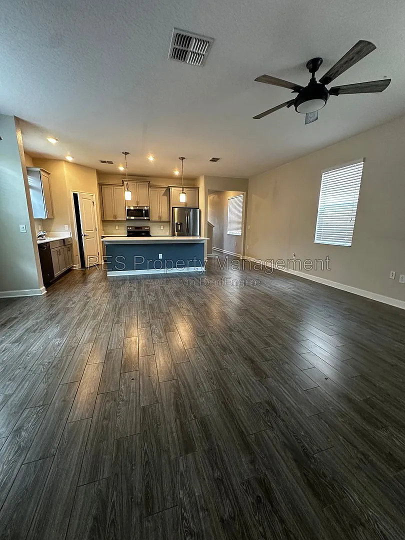 4 bed, 3.5 bath, 2600 sqft, $3,195 — Photo 4