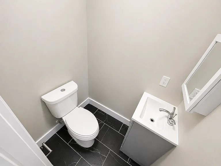 61 Leslie St #2 — Photo 3