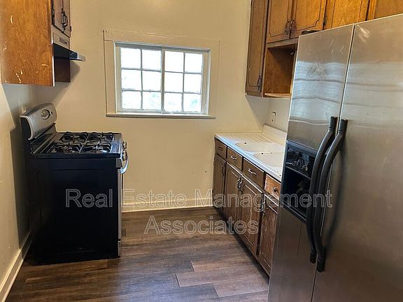 2nd image of 324 W Poplar St #B