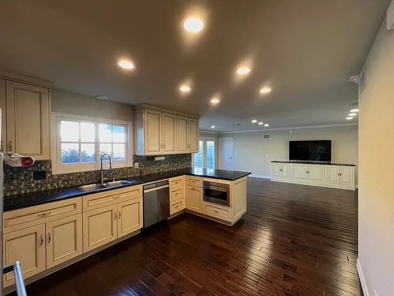 5901 Valerie Ave — Photo 11