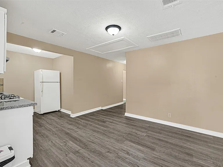 305 N Live Oak St — Photo 3