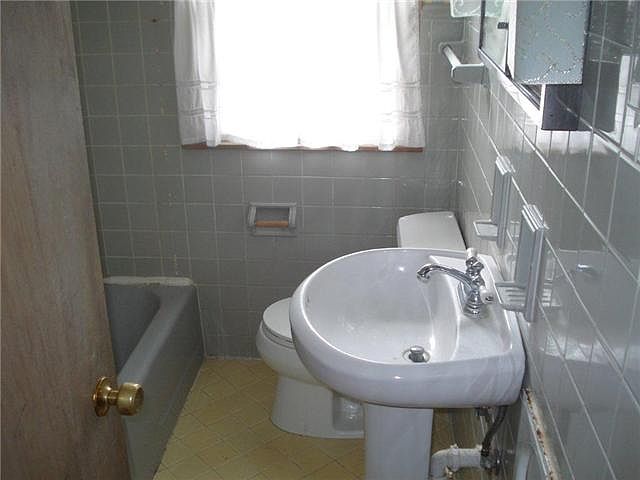 2nd image of 2620 Buckingham Dr