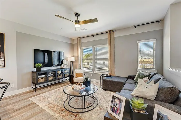 3905 Constantine Dr — Photo 7