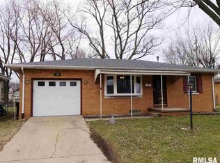 1106 S 11th St, Pekin, IL 61554