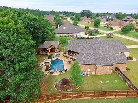 3rd image of 165 Alexis Dr