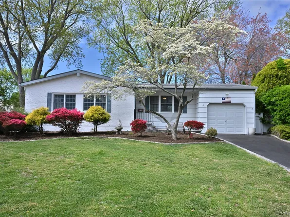 28 Dartmouth Drive, Smithtown, NY 11787