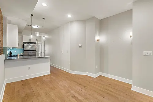 322 Grand St #3R Photo 1