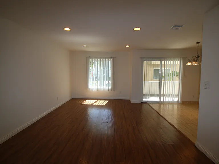 Nordhoff Apartments — Photo 15