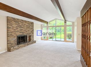 3327 S Twyckenham Dr, South Bend, IN 46614