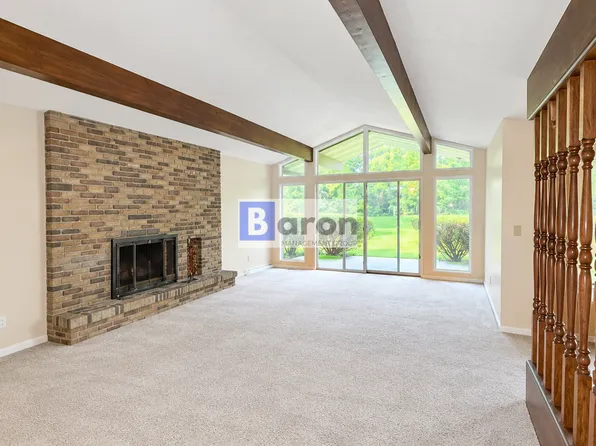 3327 S Twyckenham Dr, South Bend, IN 46614