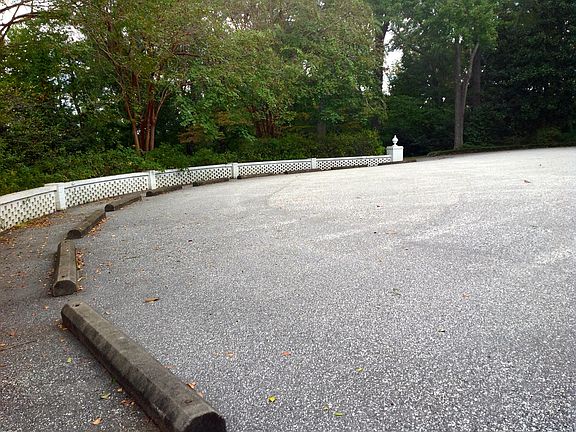 10+ Parking Spaces in Front