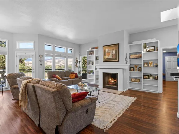 900 Cypress Point Loop, Ashland, OR 97520