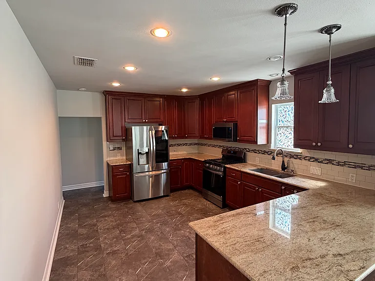 809 Howard St — Photo 2